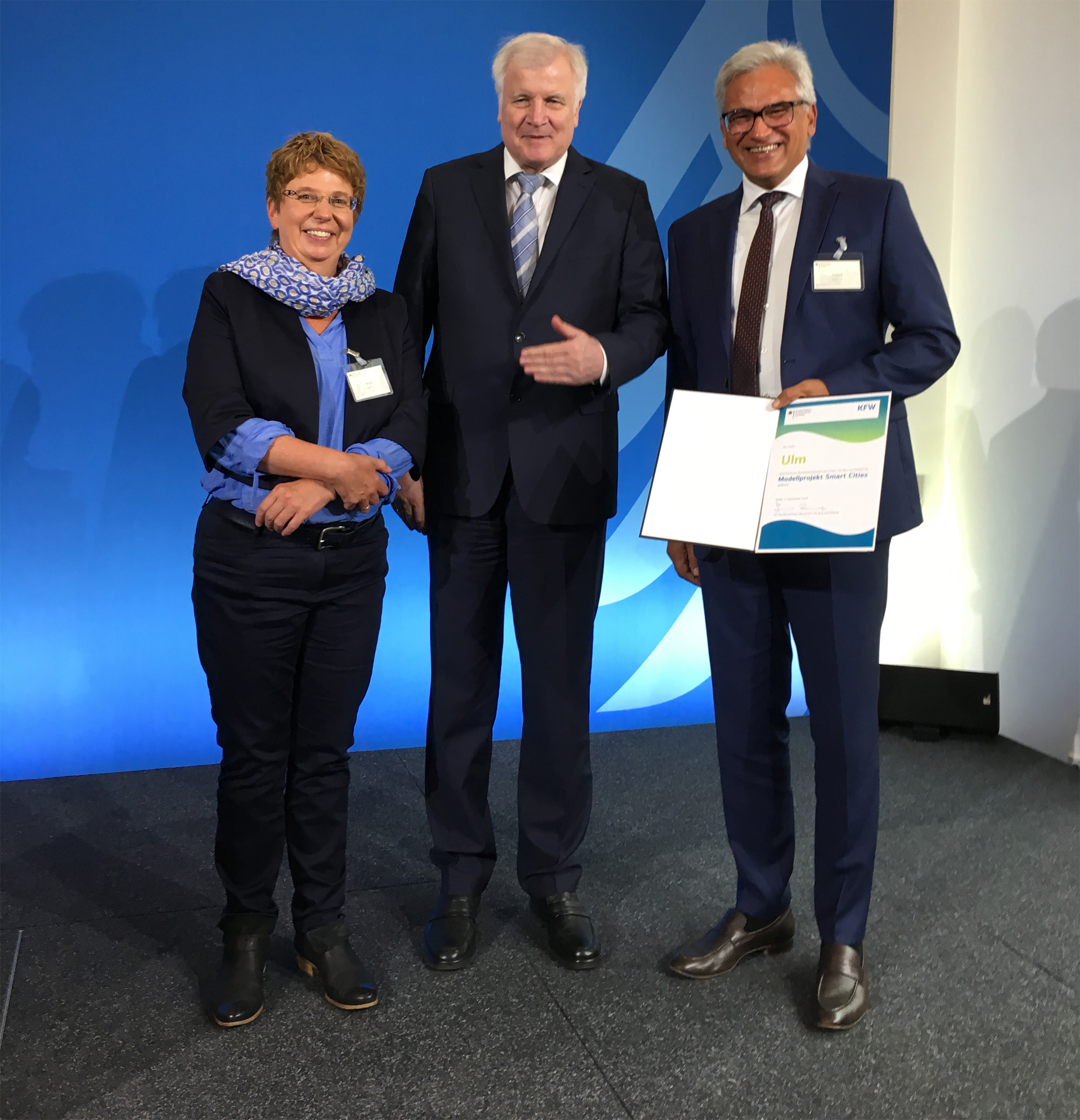 Bundesminister Horst Seehofer, Bürgermeister Gunter Czisch und Leitung der Geschäftsstelle "Digitale Agenda" Sabine Meigel Bundesminister Horst Seehofer, Bürgermeister Gunter Czisch und Leitung der Geschäftsstelle "Digitale Agenda" Sabine Meigel