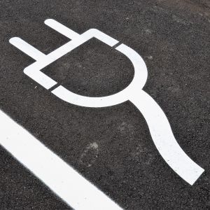 Die Icons für die Mobilitätsstation am Eselsberg werden aufgebracht (Juli 2021)