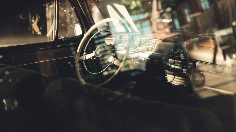 Zeitgemäße Gebühren Blick durch das Fenster auf das Amaturenbrett eines historischen Autos