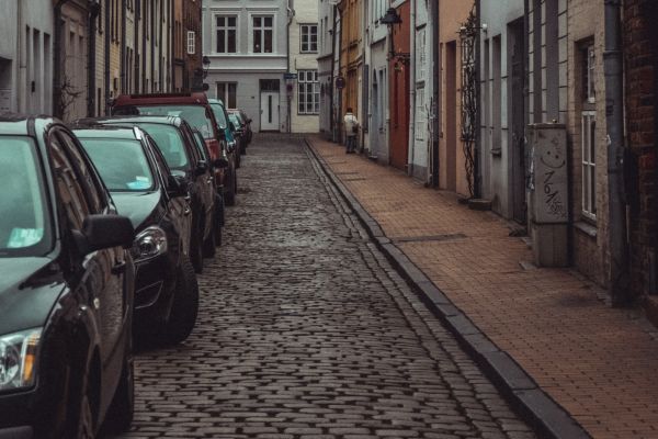 Parkende Autos in Innenstadt